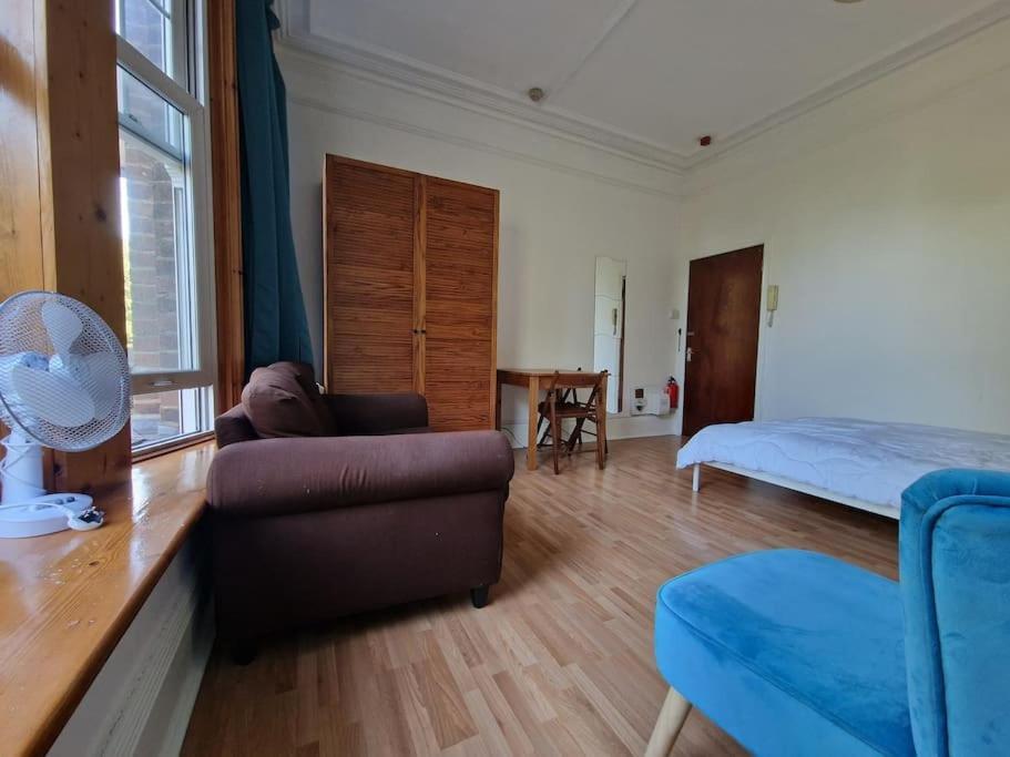 Bright Well Located Studio Flat 런던 외부 사진